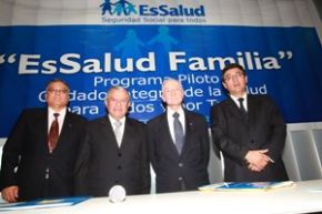 000179277T Presidente ejecutivo de EsSalud, Alvaro Vidal Rivadeneyra lanzó programa piloto "EsSalud Familia", acompañado de funcionarios de esa institución y del ex ministro de Salud, David Tejada de Rivero. Foto: EsSalud