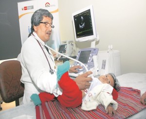 Director de Hospital del Niño de San Borja - Carlos Urbano - muestra nuevos equipos medicos de alta tecnologia